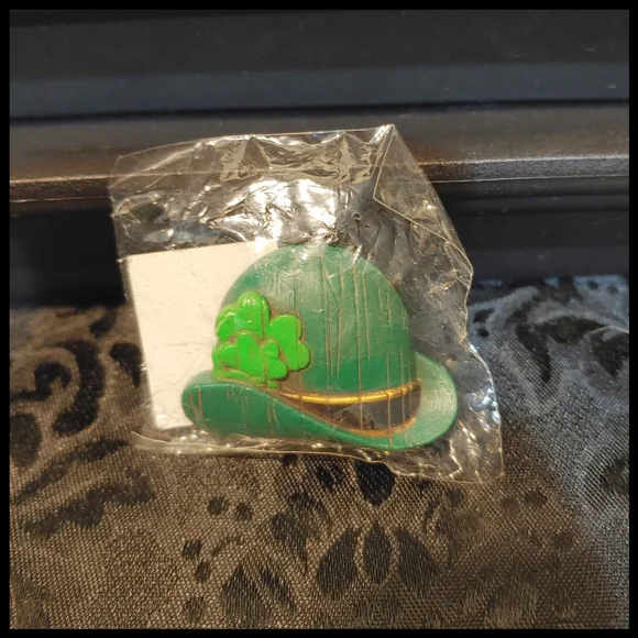Vintage Hallmark St Patrick's Day Hat Shamrock Pin, 1970s - Picture 2 of 3